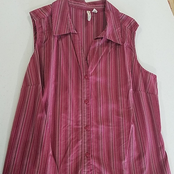 Sleeveless Vneck Pink maroon 1X plus button shirt